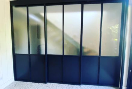 Portes coulissantes style verrière d’intérieur sur mesure