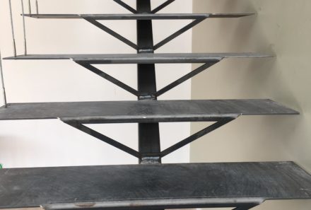 Escaliers en métal sur mesure en cours de finition