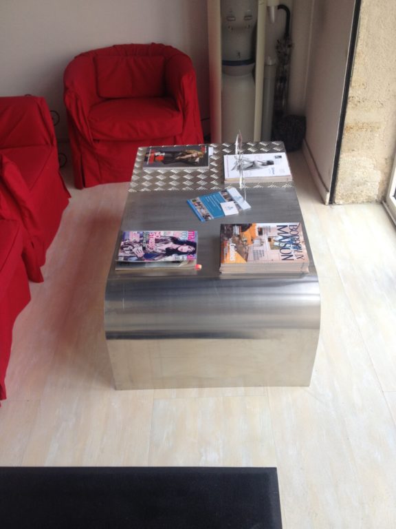 Table basse en aluminium sur mesure.