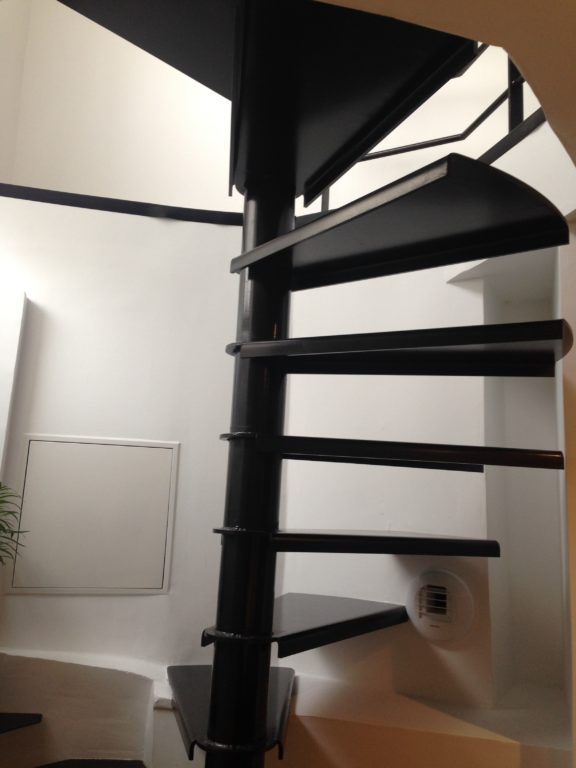 Escalier hélicoïdal métallique sur mesure.