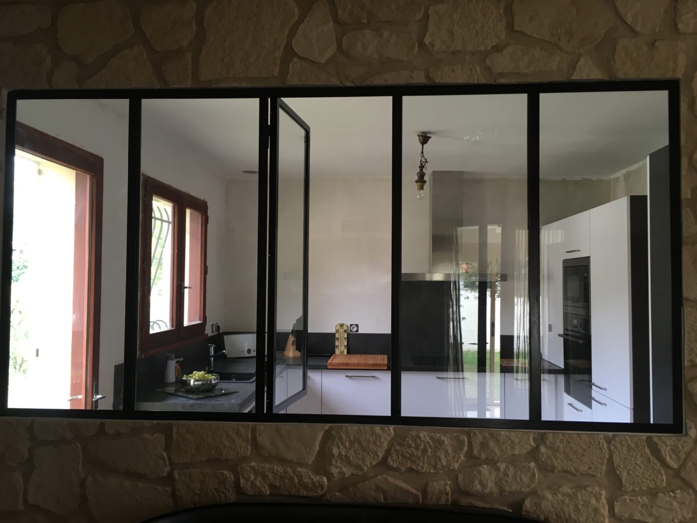 Verrière intérieur style atelier artiste avec fenêtre