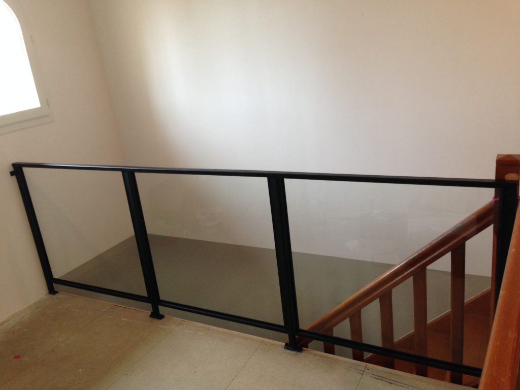 Garde corps en métal et verre sur mesure.