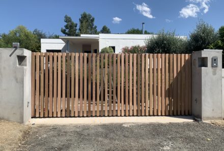 Portail coulissant sur mesure en inox et bois de cèdre