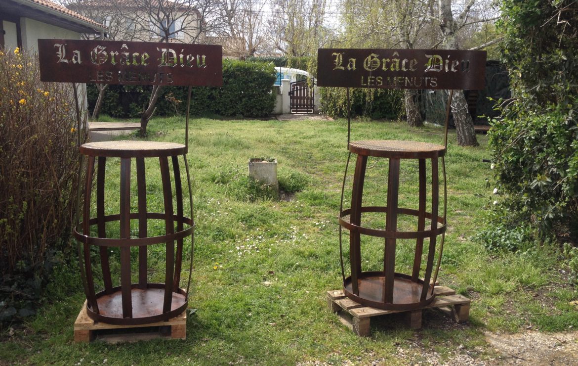 Barriques en acier effet rouillé.