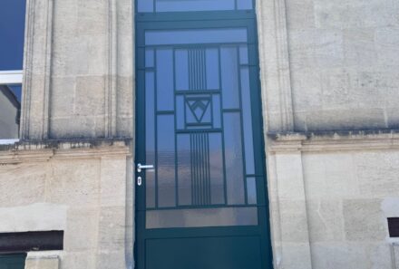 Porte d’entrée en métal avec double vitrage