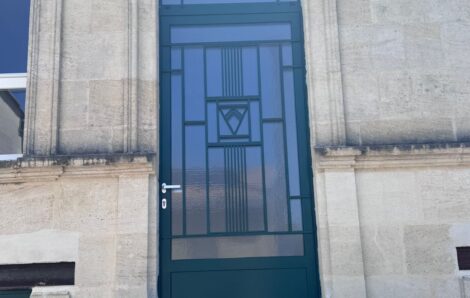 Porte d’entrée en métal avec double vitrage